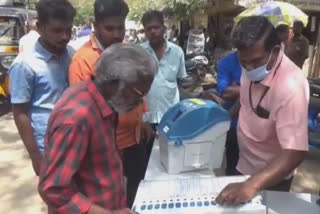 Voting awareness for voters in Madurai, Tamilnadu Election, Maduari Election officers awareness to Public, Madurai latest, Madurai, மதுரையில் வாக்களிப்பது குறித்த விழிப்புணர்வு, தமிழ்நாடு சட்டப்பேரவைத் தேர்தல், இளம் வாக்காளர்களுக்கு பொதுமக்களுக்கு தேர்தல் அலுவலர்கள் விழிப்புணர்வு, மதுரை மாவட்டச்செய்திகள்