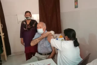 elders-are-getting-vaccinated-at-modinagar-community-health-center