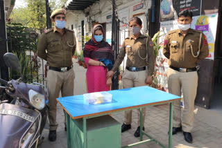 Nebsarai police delhi  nebsarai police arrest husband and wife  case of false attack in delhi  झूठे मामले में पति पत्नी गिरफ्तार  नेब सराय थाना पुलिस दिल्ली  दक्षिणी दिल्ली के इंदिरा एंक्लेव में गोलीबारी मामला