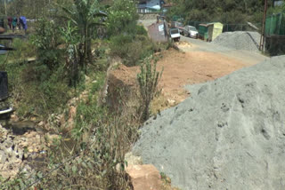 protective wall  സംരക്ഷണ ഭിത്തി  ഇക്കാനഗറിന് സമീപത്തെ സംരക്ഷണ ഭിത്തി  Public Works Department  പൊതുമരാമത്ത് വകുപ്പ്