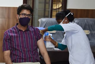 dantewada-collector-deepak-soni-done-covid-19-vaccine