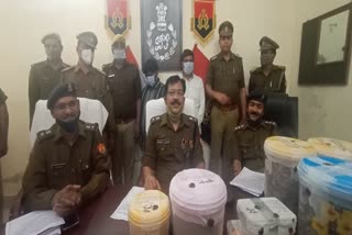 पुलिस की गिरफ्त में आरोपी.