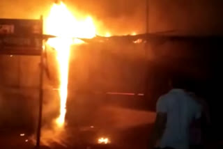 वाशिममध्ये 4 दुकांनांना भिषण आग