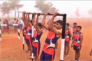 ex-servicemen  gives training to army  aspirants