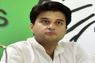 Controversial poster of Scindia  Jyotiraditya Scindia,  Jyotiraditya Scindia poster in MP,  Road name change in MP,  Controversial poster of Scindia put up in MP; cops remove it,  Controversial poster  Scindia,  ജ്യോതിരാദിത്യ സിന്ധ്യക്കെതിരായ വിവാദ പോസ്റ്റർ; പൊലീസ് നീക്കം ചെയ്തു,  ജ്യോതിരാദിത്യ സിന്ധ്യക്കെതിരായ വിവാദ പോസ്റ്റർ,  പൊലീസ് നീക്കം ചെയ്തു,  ജ്യോതിരാദിത്യ സിന്ധ്യ , വിവാദ പോസ്റ്റർ,  സാഗർ സിംഗ് സിസോഡിയ,  ഹേന്ദ്ര സിങ് സിസോഡിയ,