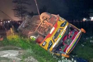 a bus overturned in howrah