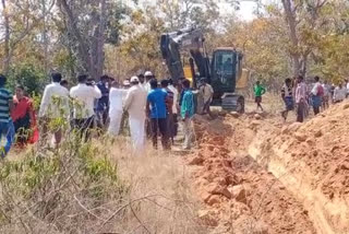 Bhadradri in Kottagudem district .. Forest officials prevent Zp chairman from digging ditches