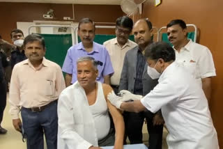 Minister Somanna receive, Minister Somanna receives covid vaccine, Minister Somanna receives covid vaccine in Bangalore, Minister Somanna, Minister Somanna news, ಸಚಿವ ಸೋಮಣ್ಣ, ಕೋವಿಡ್ ವ್ಯಾಕ್ಸಿನ್ ಪಡೆದ ಸಚಿವ ಸೋಮಣ್ಣ, ಕೋವಿಡ್ ವ್ಯಾಕ್ಸಿನ್ ಪಡೆದ ಸಚಿವ ಸೋಮಣ್ಣ ಸುದ್ದಿ, ಬೆಂಗಳೂರಿನಲ್ಲಿ ಕೋವಿಡ್ ವ್ಯಾಕ್ಸಿನ್ ಪಡೆದ ಸಚಿವ ಸೋಮಣ್ಣ, ಸಚಿವ ಸೋಮಣ್ಣ ಸುದ್ದಿ,