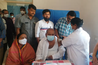 mp-sanganna-kardi got vaccinated with his wife