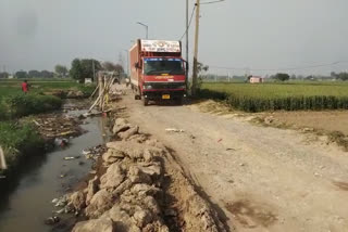 Delhi haryana link road  borken road in delhi villages  delhi nagar nigam  aap government in delhi  दिल्ली हरियाणा लिंक रोड़  दिल्ली के गांवों में बदहाल सड़कें  नरेला विधानसभा दिल्ली