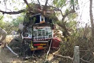one-dead-and-four-injured-in-road-accident-at-balodabazar