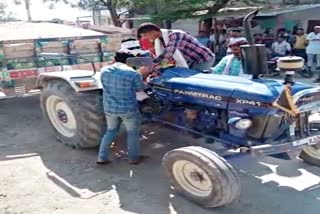 अवैध खनन  ट्रैक्टर लेकर फरार  हाड़ीकला गांव  Hadikala Village  Absconding with tractor  Illegal mining  Tonk news  Newai news