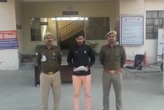 तमंचा और कारतूस बरामद  looter arrested in greater noida  looter arrest in loot case  absconding looter arrest in greater noida  greater noida police  ग्रेटर नोएडा पुलिस  नोेफरार आरोपी गिरफ्तार  नोएडा में फरार आरोपी गिरफ्तार