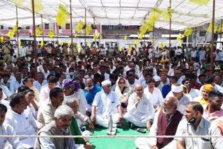 Rajya Sabha MP Digvijay Singh joined the tractor rally