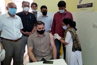 Collector take Corona vaccine in Sikar, सीकर में कलेक्टर ने लगवाई कोरोना वैक्सीन