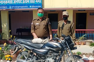 Nanakmatta police arrested a smuggler in Khatima