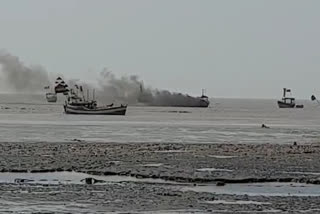 Palghar fishing boat fire