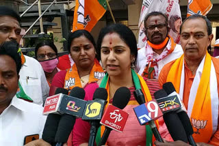 bjp leader sadhineni yamini conduct election campaigning in guntur