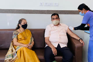 Union Minister Nitin Gadkari and his wife Took corona vaccine