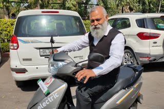 aap mla somnath bharti  aap mla somnath bharti on electric vehicles  awareness on electric vehicles in delhi  आप विधायक सोमनाथ भारती  इलेक्ट्रिक वाहनों पर जागरूकता का संदेश  केजरीवाल सरकार का स्विच दिल्ली अभियान