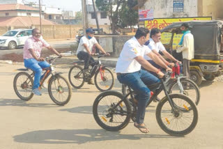 mla rekhachand jain visited city by cycling with Collector Rajat Bansal at bastar