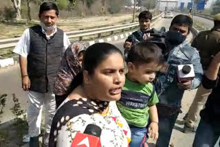 Women trapped in farmers chakka jam on KMP