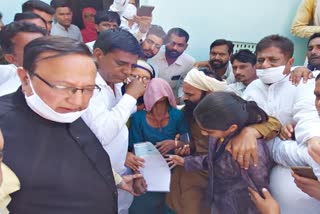 रेप पीड़िता की मौत  मंत्री ने दी सहायता राशि  हनुमानगढ़ न्यूज  Hanumangarh News  Minister gave aid  Death of a rape victim  Rape victim  Family of Hanumangarh deceased  Relief fund  Minister BD Kalla  Minister BD Kalla gave 5 lakh rupees