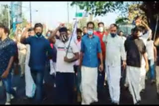 DYFI staged a protest in Kollam against the central government's move to defame the state government by using central agencies,  DYFI,  DYFI staged a protest in Kollam,  central government's move to defame the state government by using central agencies,  central government,  central agencies , സര്‍ക്കാറിനെതിരായ കേന്ദ്ര ഏജന്‍സികളുടെ അന്വേഷണം; പ്രതിഷേധിച്ച് ഡിവൈഎഫ്ഐ,  സര്‍ക്കാറിനെതിരായ കേന്ദ്ര ഏജന്‍സികളുടെ അന്വേഷണം,  പ്രതിഷേധിച്ച് ഡിവൈഎഫ്ഐ , കേന്ദ്ര ഏജന്‍സി,  ഡിവൈഎഫ്ഐ,