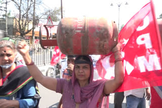 Women protested against rising inflation in rohtak