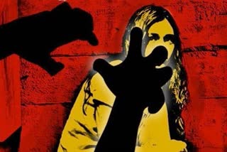 attack on lady constable in delhi  lady constable attacked in delhi  crime in dwarka delhi  molestation incident in dwarka delhi  महिला कांस्टेबल से छेड़छाड़  द्वारका में महिला कांस्टेबल से छेड़छाड़  महिला कांस्टेबल से छेड़छाड़ दिल्ली