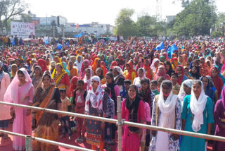 भाजपा की रैली में नीले झंडे लेकर पहुंचे किसान