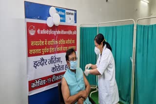 Forest Minister Vijay Shah got Corona vaccine installed