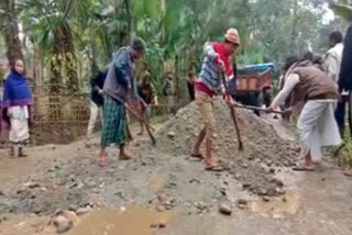 কাকপথাৰৰ জৰাজীৰ্ণ পথত শ্ৰমদান কৰিলে স্থানীয় ৰাইজে