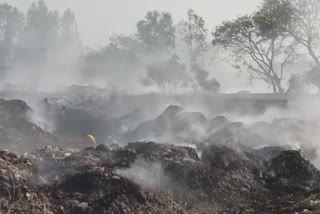 कूड़ा निस्तारण केंद्र से निकल रहा जहरीला धुंआ.