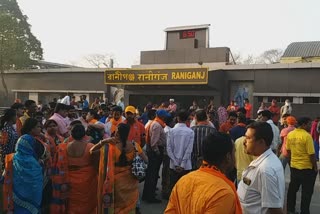 crowd of bjp supporters at raniganj railway station because of  brigade rally