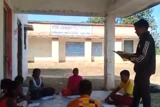 young man giving education to children for santhali language in ramgarh