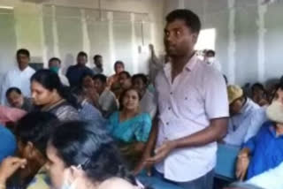 parents protest at private college in mangalagiri for not helding classes after collecting fees