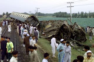 one killed, 30 wounded in pakistan rail mishap