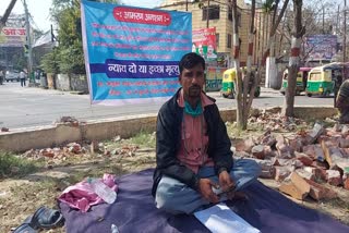 labourer sitting on strike for justice in aligarh