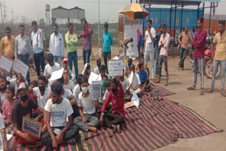 students-are-protesting-in-dharsinwa-demanding-road-safety-in-raipur