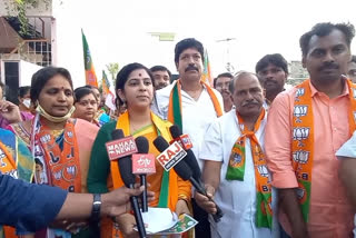 bjp leader yamini sadineni took part in elections campaign at vinukonda in guntur