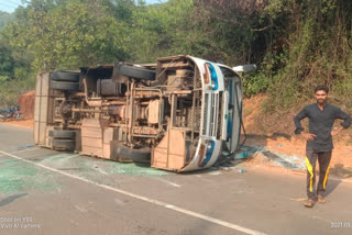 10 members injured, 10 members injured by Mini bus overturns, 10 members injured by Mini bus overturns in Karwar, Karwar accident, karwar accident news, 10 ಜನರಿಗೆ ಗಾಯ, ಬಸ್​ ಪಲ್ಟಿಯಾಗಿ 10 ಜನರಿಗೆ ಗಾಯ, ಕಾರವಾರದಲ್ಲಿ ಬಸ್​ ಪಲ್ಟಿಯಾಗಿ 10 ಜನರಿಗೆ ಗಾಯ, ಕಾರವಾರ ಅಪಘಾತ, ಕಾರವಾರ ಅಪಘಾತ ಸುದ್ದಿ,