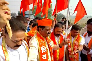 Shiv Sena workers protest in Karnataka border