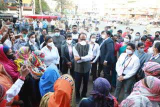 MP CM has 'chai par charcha' with women sanitation workers