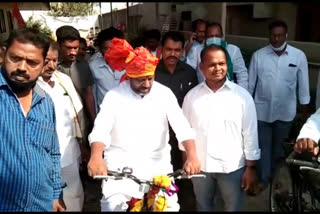 CLP leader Bhatti Vikramarka's bicycle trip begins on second day in Bhadradri Kottagudem district