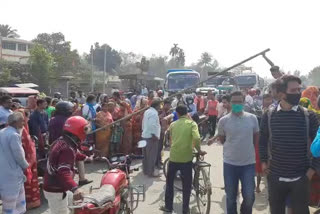 প্রতিবাদে অবরোধ জাতীয় সড়ক