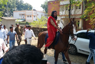 Jharkhand MLA arrives at the Assembly riding a horse