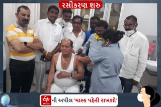 રાજ્ય પ્રધાન રમણલાલ પાટકરે સ્વખર્ચે કોરોના વેક્સિનનો ડોઝ લીધો