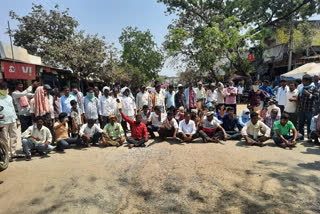 farmers protest in front of Kesamudram Market in mahabubabad