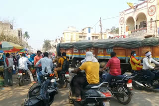 Sanjay Market does not have proper parking facilities in bastar